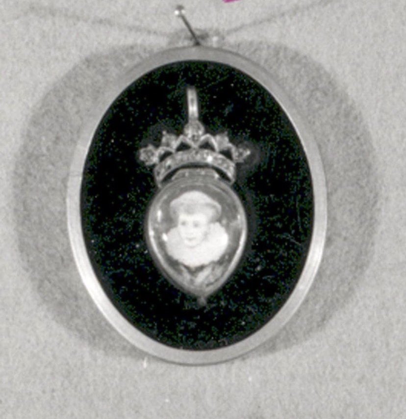 DrOwenEmmerson's tweet photo. I need your help! Have you seen these miniatures that were stolen from Hever Castle in 2003? One is of Thomas Cromwell &amp; the others are of Mary, Queen of Scots. Would you help me find them by sharing? Do DM me with any info or for further spec. Thank you! #Tudor #Twitterstorians https://t.co/yg5mroHOPR