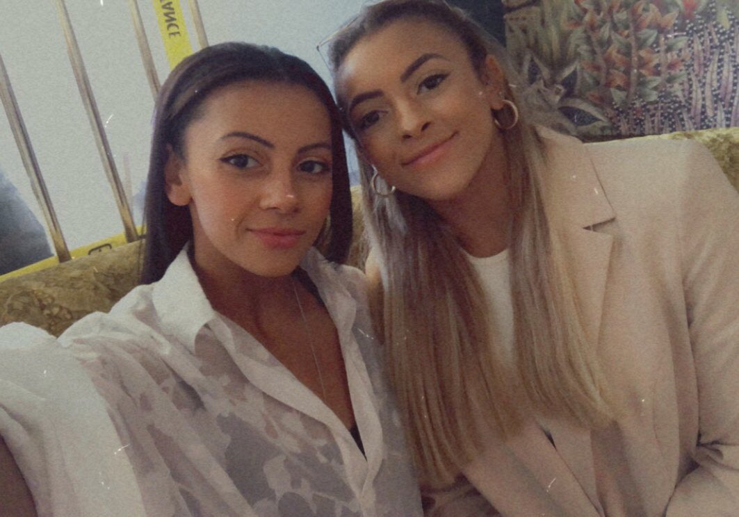 Bdownie's tweet photo. Happy 21st BDAY @elliedownie 🥳Couldn’t be more proud of the boss lady you’ve become &amp; I’m so excited to see where life takes you next. 
Hope you have the best day ever 👑 https://t.co/Y0iVrAXKGo