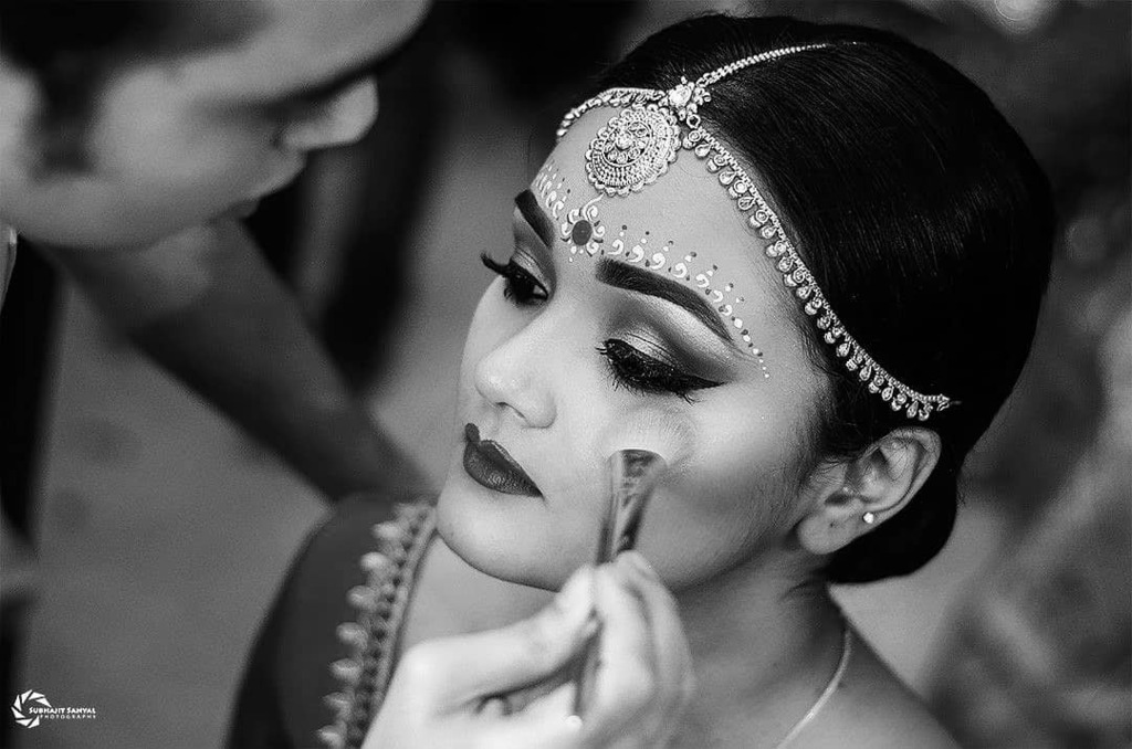 SanyalJit's tweet photo. Final Touch-up!💄💋 
@subhajit_sanyal_photography

For bookings and queries you can call / text / whatsapp us on +91 8240464085
•
•
Shot For : @charcoal_and_vermillion
#subhajit_sanyal_photography #weddingphotographyideas #bengaliweddings #makeup #weddingphotographers #wed… https://t.co/NPkjtb8b9J