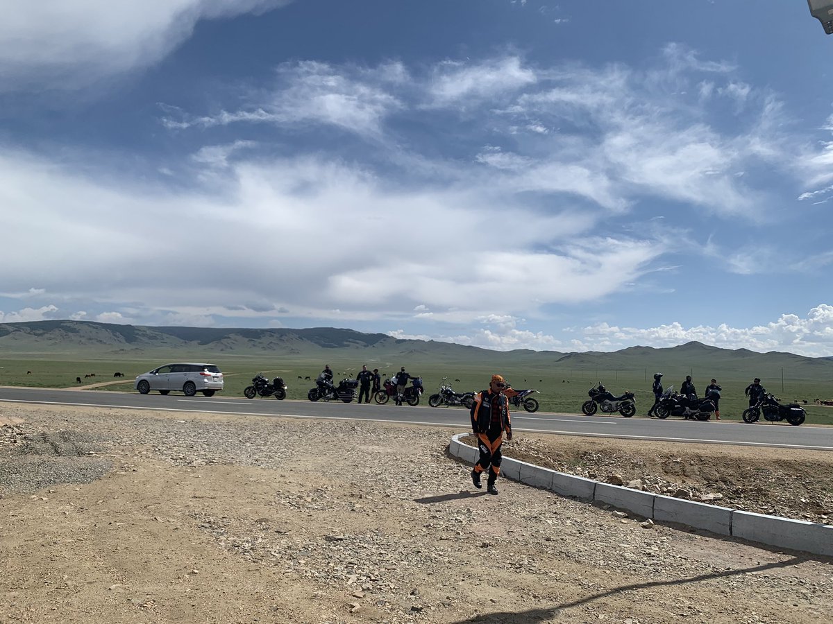 Завханы Сонгино суманд тог тасраад шатахуун түгээгүүр дээр дугаарлангаа  “Red Falcons” bikers-тай патер авахуулав. Ахан дүүсүүд Хяргас нуурт амраад хот буцаж байгаа гэнэ. Энэ жил Монгол нутаг аялахад сайхан байна даа.

#МонголдооАялая!