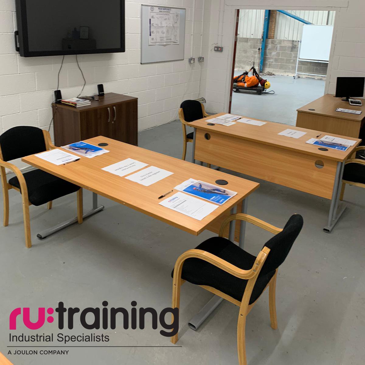 RUTrainingUK's tweet photo. The classroom is ready for our IRATA Rope Access course attendees this morning
 
#RUTraining
#ropeaccesstraining
#classroomsafety https://t.co/VPl7GXdjPp