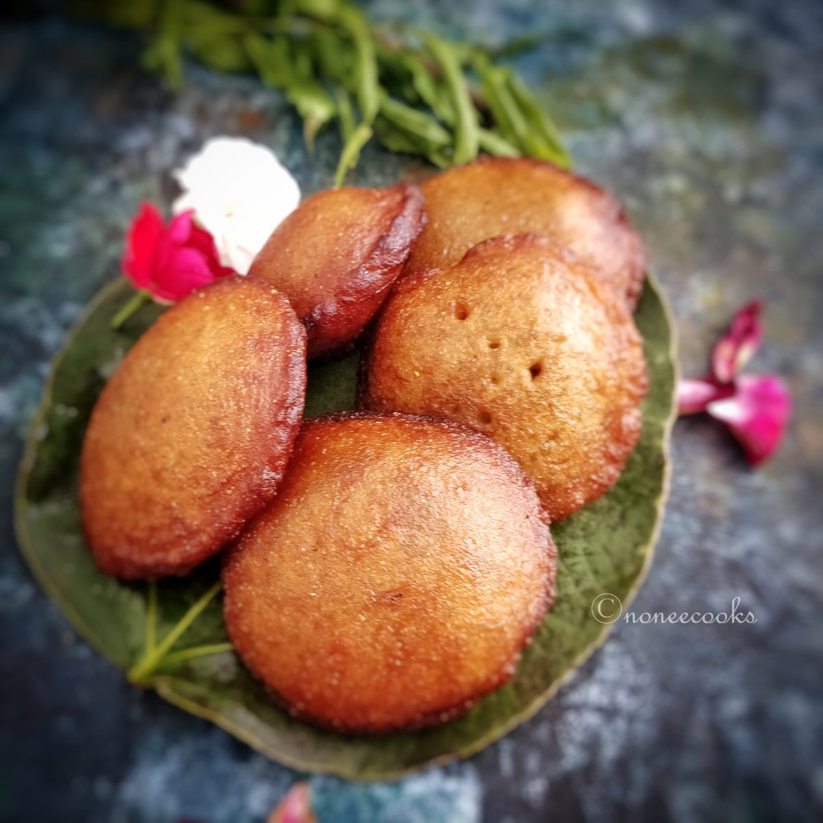 NoneeCooks's tweet photo. Hareli tihar ke badhai!🌼🌿🌼
Symbolical presentation of rituals during Hareli
-Babra for bhog
-Neem leaves to ward off diseases &amp; negative energies
-Khamhar leaves + Salt + wheat flour to be fed to the cattle
-Flowers to worship cattle &amp; agricultural equipment
#NavaCGHareli2020 https://t.co/2pyymFvsUk