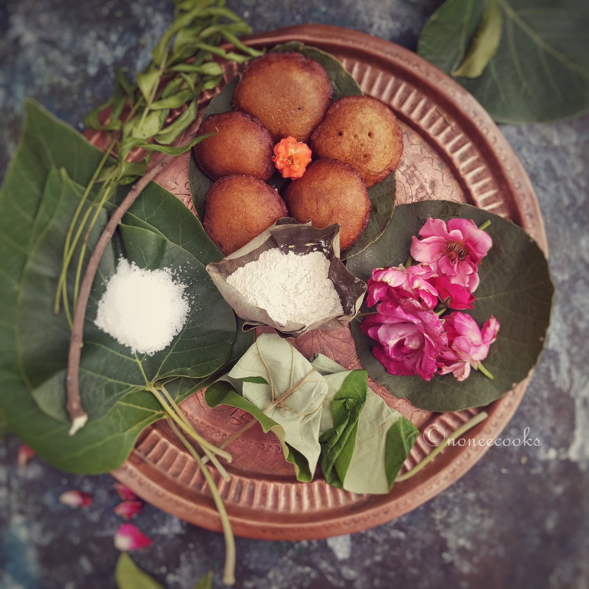 NoneeCooks's tweet photo. Hareli tihar ke badhai!🌼🌿🌼
Symbolical presentation of rituals during Hareli
-Babra for bhog
-Neem leaves to ward off diseases &amp; negative energies
-Khamhar leaves + Salt + wheat flour to be fed to the cattle
-Flowers to worship cattle &amp; agricultural equipment
#NavaCGHareli2020 https://t.co/2pyymFvsUk