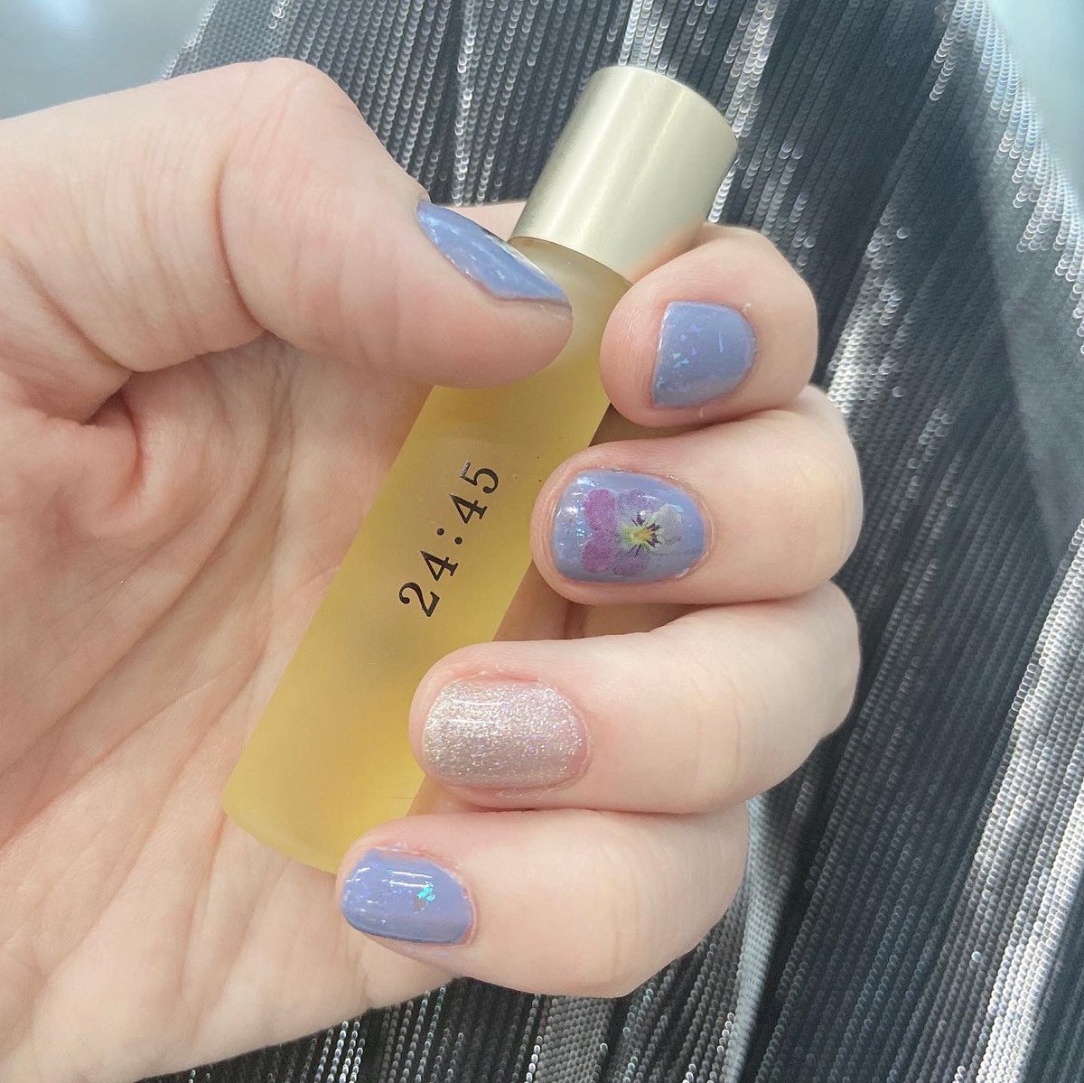 くにょんの 今週の爪です Essieの10ラベンダーブルー この色as If って名前なんだけどキャッチコピーが このラベンダーブルーで 彼も私のことあきらめてくれるかしら なんですって可愛い この間みよしに頂いたukaのネイルオイルが最高に くにょんの 今週の爪です Essieの10ラベンダーブルー この色as If って名前なんだけどキャッチコピーが このラベンダーブルーで 彼も私のことあきらめてくれるかしら なんですって可愛い この間みよしに頂いたukaのネイルオイルが最高に