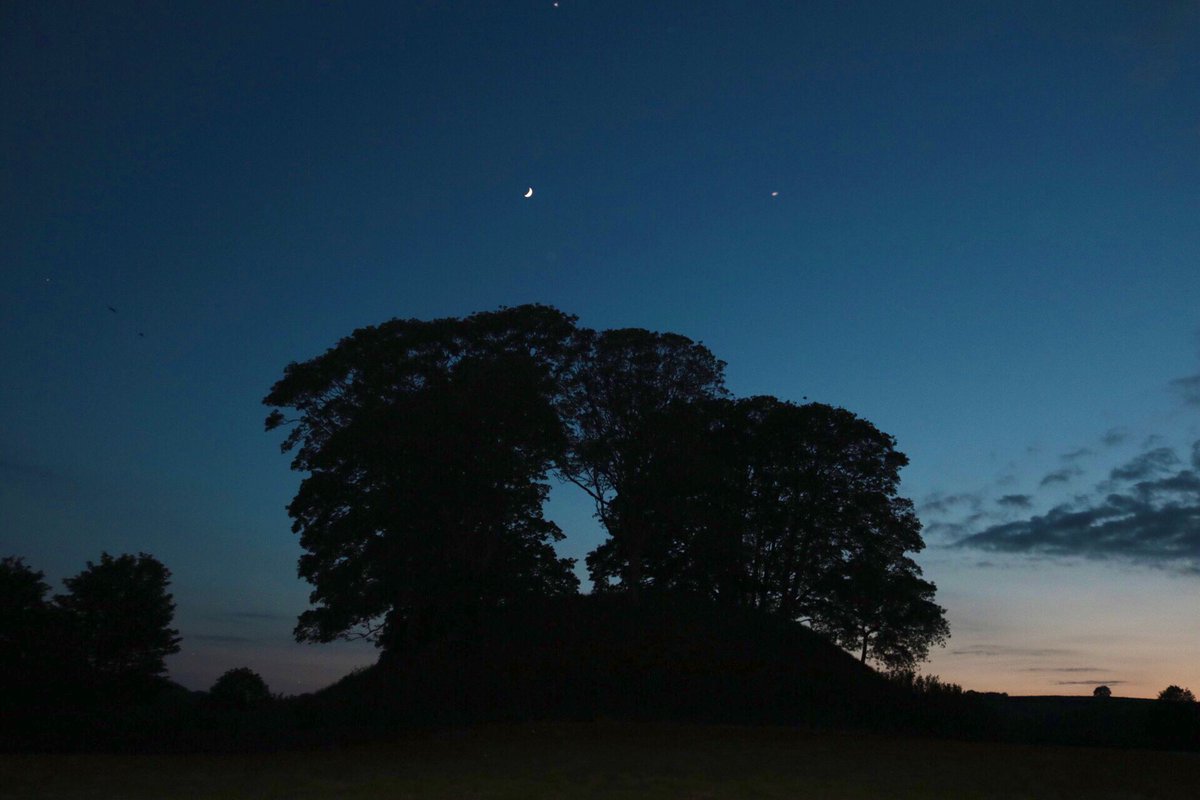 SBJMPhotography's tweet photo. Here’s a nice evening shot, a moon and a few stars over a medieval castle motte. 

#WexMondays #fsprintmonday #sharemondays2020 #APPicoftheweek #potd #ukpotd #ThePhotoHour #StormHour @WNpix #Bampton #BamptonCastle #Devon #exmoor #darkskies https://t.co/EAL5fzUnpw