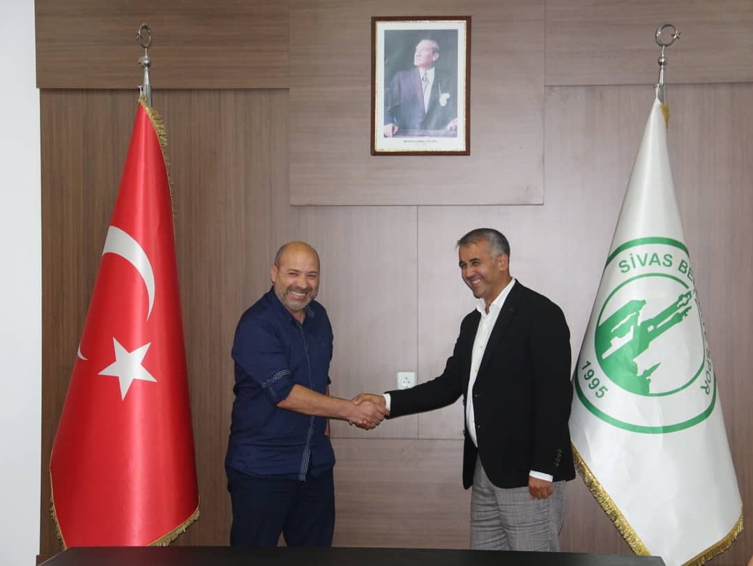 _hakangnc_'s tweet photo. Futbol Şube Sorumlusu Mehmet Fatih Arıkan, Muhasip Adil Darıcık ile  
Teknik Direkdör Özer Karadaş ve  ekibi ile 2020-2021 futbol sezonu için  resmi sözleşme yaptık https://t.co/PFIlfwRSzB