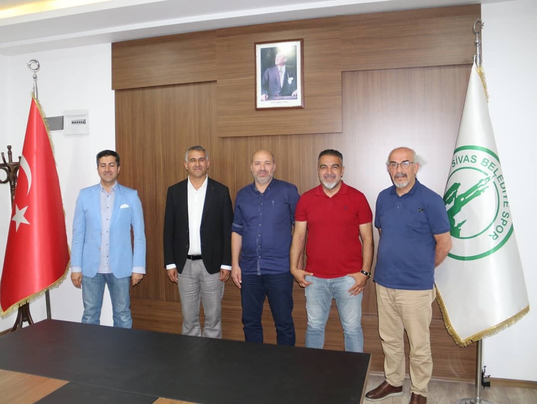 _hakangnc_'s tweet photo. Futbol Şube Sorumlusu Mehmet Fatih Arıkan, Muhasip Adil Darıcık ile  
Teknik Direkdör Özer Karadaş ve  ekibi ile 2020-2021 futbol sezonu için  resmi sözleşme yaptık https://t.co/PFIlfwRSzB