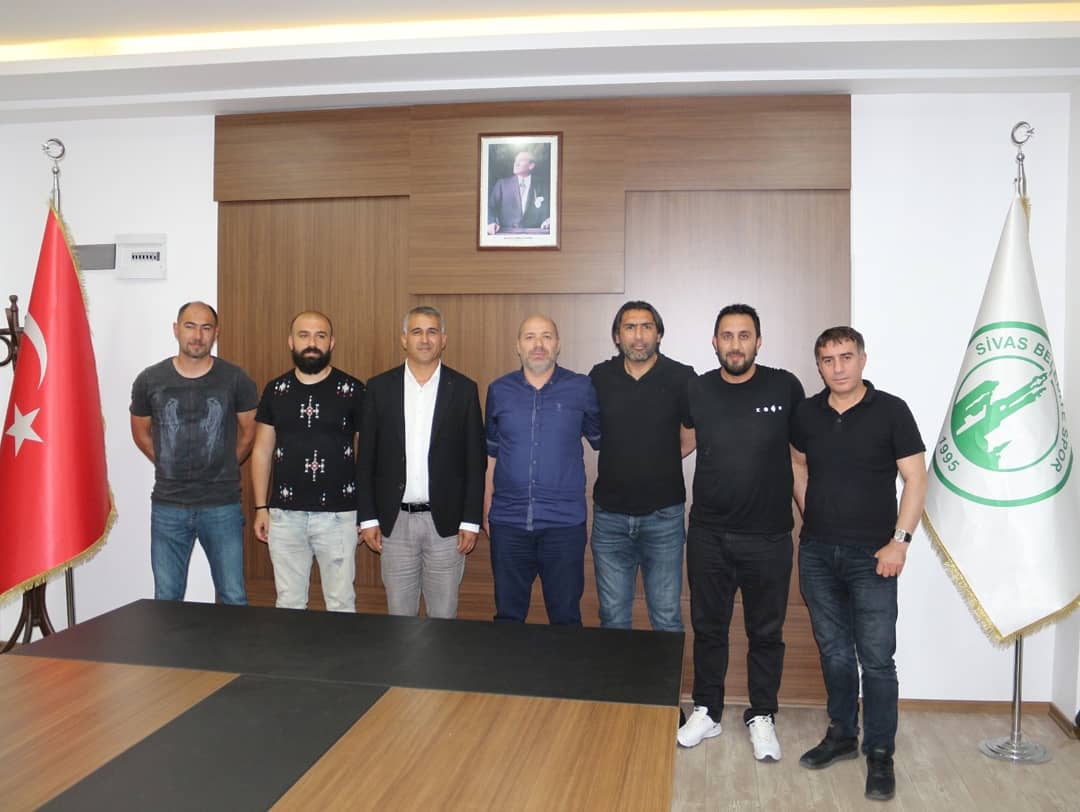_hakangnc_'s tweet photo. Futbol Şube Sorumlusu Mehmet Fatih Arıkan, Muhasip Adil Darıcık ile  
Teknik Direkdör Özer Karadaş ve  ekibi ile 2020-2021 futbol sezonu için  resmi sözleşme yaptık https://t.co/PFIlfwRSzB