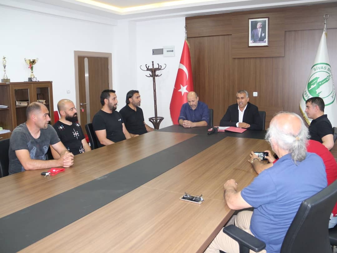 _hakangnc_'s tweet photo. Futbol Şube Sorumlusu Mehmet Fatih Arıkan, Muhasip Adil Darıcık ile  
Teknik Direkdör Özer Karadaş ve  ekibi ile 2020-2021 futbol sezonu için  resmi sözleşme yaptık https://t.co/PFIlfwRSzB
