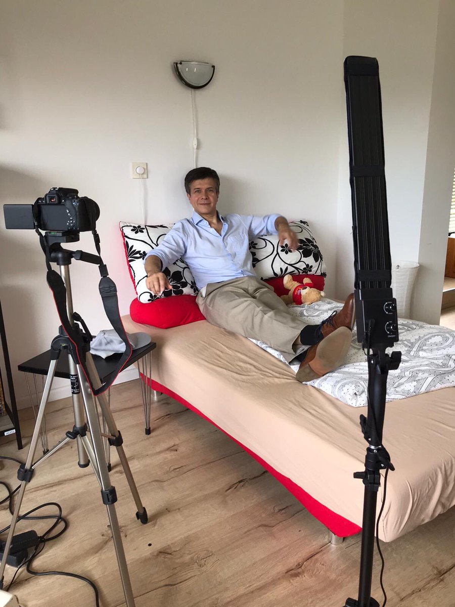 WolframBMeyer's tweet photo. Ah, my job is sooo hard...! 😉 Na, wenigstens wieder ein bisschen Arbeit! Casting-Videos... 
 🎭🎬
#actorslife #beinganactor #behindthescenes #ilovemyjob #castingvideo #stagewithdrawal #ichwilldochnurspielen #schauspielerleben #hinterdenkulissen  #bühnenentzugserscheinungen https://t.co/gd9JjpHlR9
