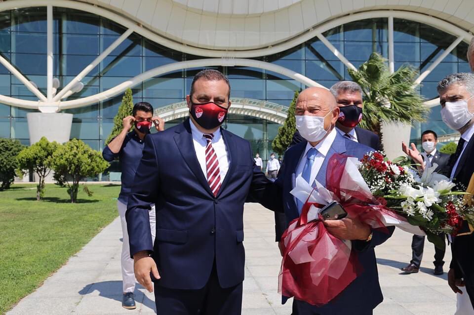 Şampiyonluk kupa töreni için Türkiye Futbol Federasyonu Başkanı Nihat Özdemir ve Yönetim Kurulu Üyeleri Hatay’a geldi. Özdemir’i Hatayspor Başkanı Nihat Tazearslan ve Yönetim Kurulu Üyeleri karşıladı.
#Hatayspor #Hatay