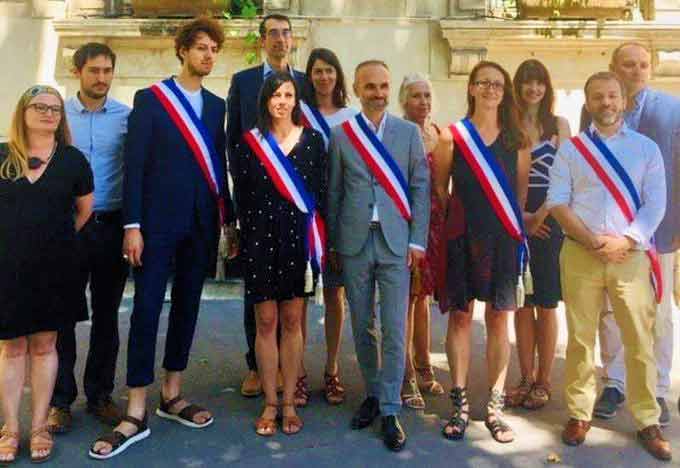 mormach's tweet photo. Pour ceux qui en doutaient... voici le Team #EELV qui a conquis la mairie de Lyon...
Le grand dadais en claquettes sort des beaux arts et n'a jamais travaillé...
C'est la troisième ville de France!!!
Les lyonnais vont avoir ce qu'ils méritent!!! https://t.co/WtN8XhvAUs
