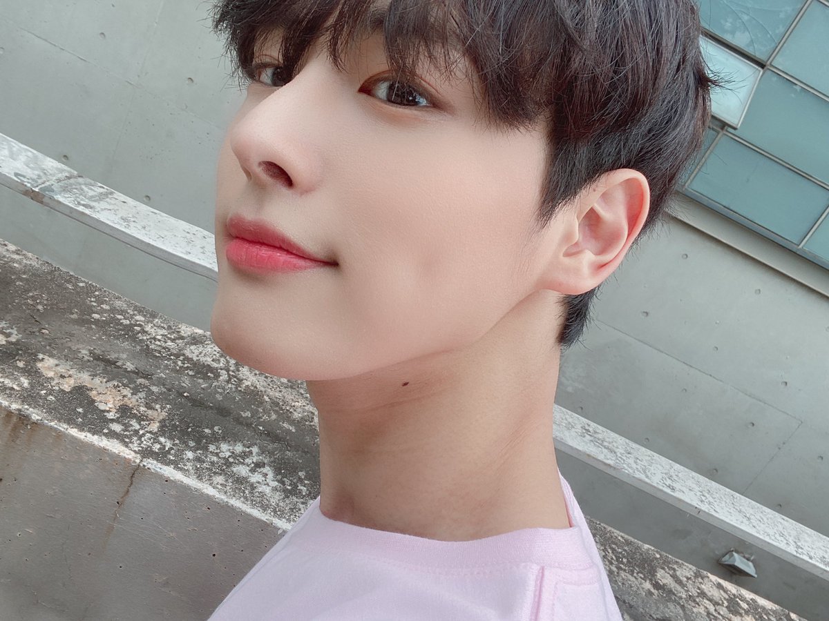 NewWorld_VICTON's tweet photo. [#병찬] 오늘도 화이팅~~~더위조심 ㅎㅎ🐶🐥💕 https://t.co/ZeX8T38fgk