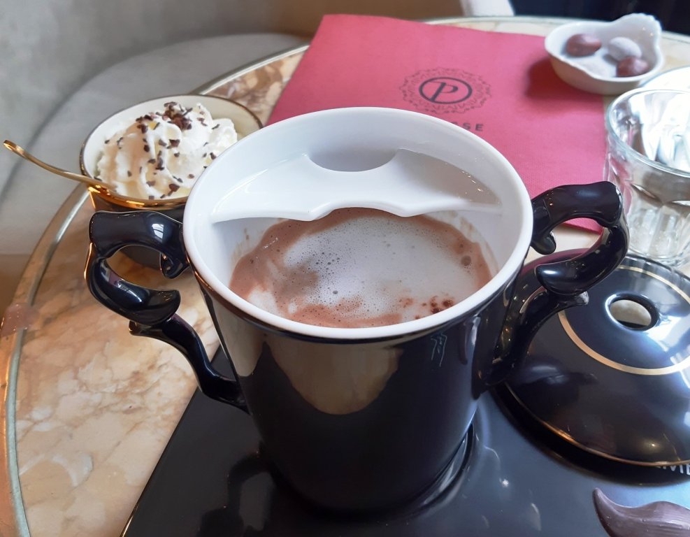 Une tasse intrigante pour déguster un chocolat chaud. Direction Bayonne et la Tasse à moustache pour découvrir la dernière création de <a href="/CPuyodebat/">Chocolats Puyodebat</a> ➡️ bit.ly/3fR0kgs