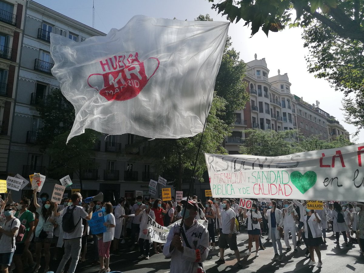 huelgamirmadrid's tweet photo. Hoy lunes protestamos en nombre de nuestros más de 1000 compañeros llamados a unos servicios mínimos abusivos del 100% y ante la falta de propuestas en firme por parte de la Consejería. ¡Únete a nosotros!¡Blindemos la sanidad pública! #LunesPorLaSanidad #ProtestaXMi #HuelgaMir https://t.co/WryvuK5skv