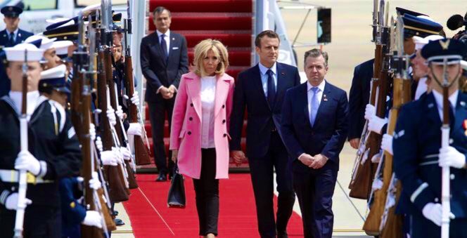 KilingeD's tweet image. Escort a VIP by always walking to their left side. The guest of honor should always be on the right. 
#Protocolrules