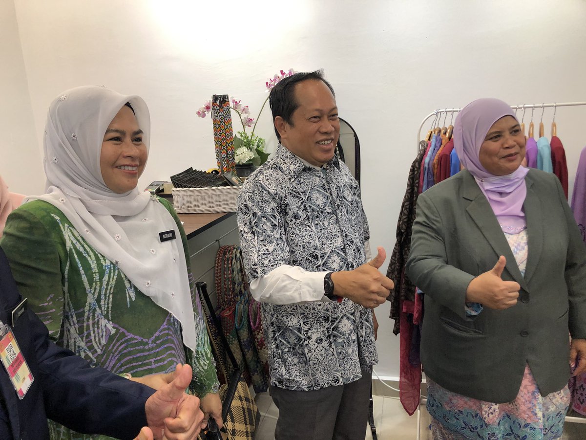 Baju Batik Malaysia Perempuan : Buy Ready Stock Blouse Batik Viral 