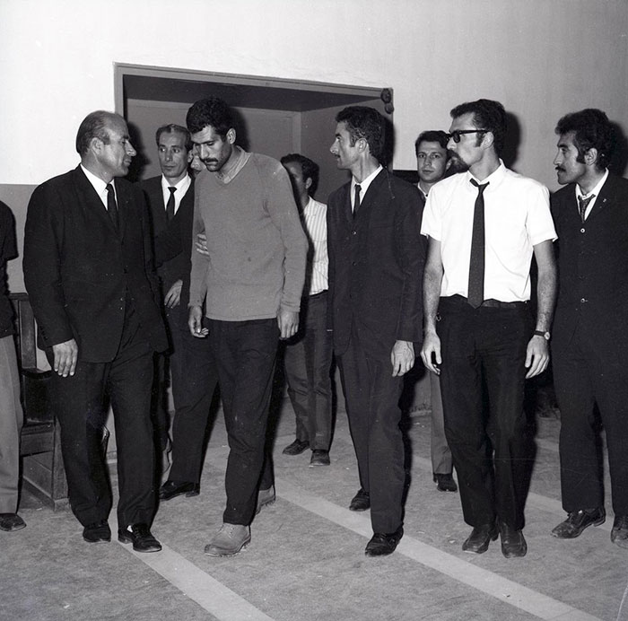 devrimarsivi's tweet photo. 1969'da bir protesto eylemine önderlik eden Deniz Gezmiş Hukuk Fakültesi bahçesinde gözaltına alınmış ve İstanbul Emniyet Müdürlüğü'nün bulunduğu meşhur Sansaryan Han'a götürülmüştü.

Mezkûr binanın siyasi şube kısmına doğru polis eşliğinde götürülürken çekilmiş bir fotoğrafı. https://t.co/GyMoh6oQf6