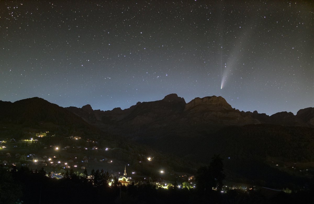 AstroBott74's tweet photo. De retour chez le piaf bleu !
Avec la belle comète du moment !
La chaîne des Aravis et le village de Cordon en dessous.
Eos 760d et 18-55 de base stacking de 40x8s f/3.5 et 1600 iso.
Gros travail pour le retrait du gradient qui n'est pas encore optimal.
#NEOWISE #HauteSavoie https://t.co/7lF9GwcgYy