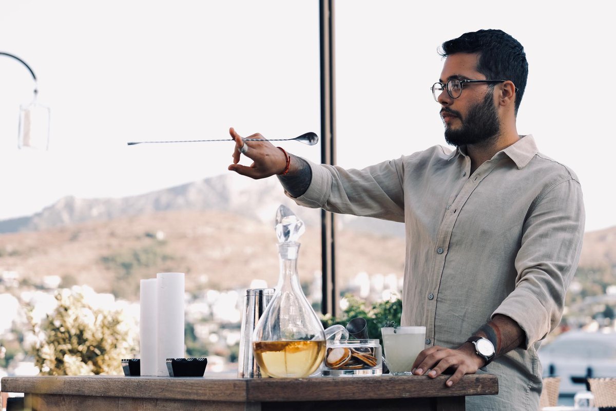 sess_official's tweet photo. Haftaya Mixolojist Can Arslan’ın elinden enfes bir #BreakfastSour kokteyli ile başlayıp 🍸 akşama Türkbükü’nün en güzel koyunda birbirinden leziz mezeler ve @djcanparlak ’ın seçtiği parçalar ile devam etmek için #SessTurkbuku’ne davetlisiniz! 🎶 https://t.co/F7g3O8EfQt