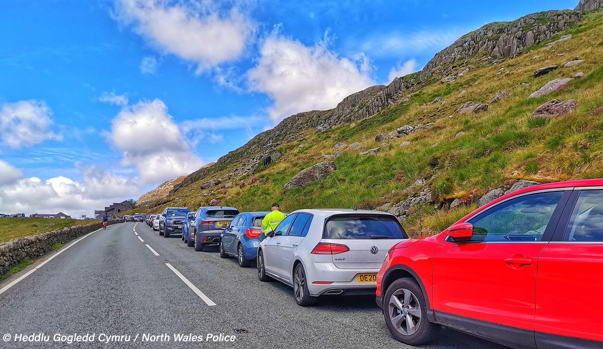 CyngorGwynedd's tweet photo. If you’re visiting Snowdonia, make sure you plan in advance and use the car-parks and Sherpa bus services available. 

Those who ignore the advice by parking on the highway are likely to face a fine. Details about @visitsnowdonia car-parks available here https://t.co/JbH9TcHh6m https://t.co/waKQWUn3wo