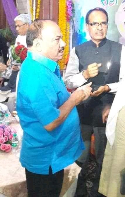 KeshavSuryavan5's tweet photo. ये है आपके मुख्यमंत्री और इनके साथ hai #RapistPyareMiyan  जिस भड़वे ने भोपाल की नाबालिग युवितयो के  साथ यौन शोषण करा ओर आप देख रहे है  भोपाल की नाबालिग बहनों की इंसांफ की मांग करे @ChouhanShivraj
@solanki1298

@Brand_Anuj https://t.co/jNjapJJjrI