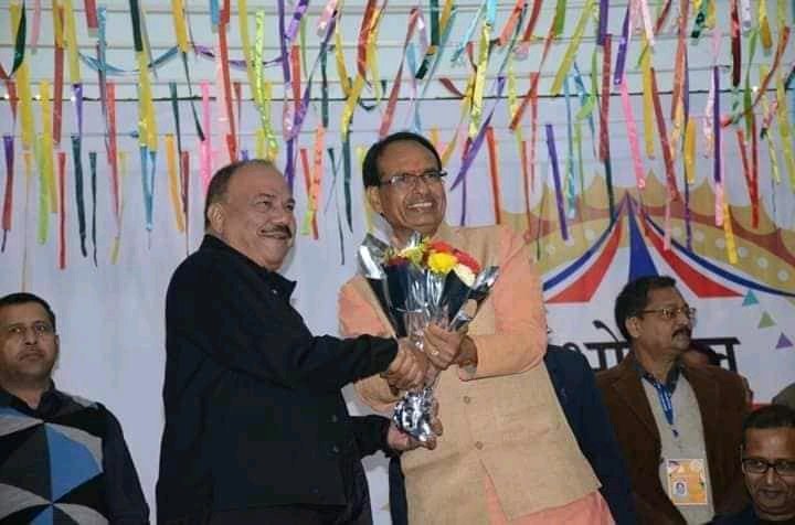 KeshavSuryavan5's tweet photo. ये है आपके मुख्यमंत्री और इनके साथ hai #RapistPyareMiyan  जिस भड़वे ने भोपाल की नाबालिग युवितयो के  साथ यौन शोषण करा ओर आप देख रहे है  भोपाल की नाबालिग बहनों की इंसांफ की मांग करे @ChouhanShivraj
@solanki1298

@Brand_Anuj https://t.co/jNjapJJjrI