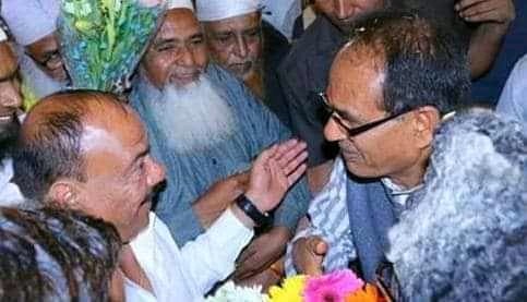 KeshavSuryavan5's tweet photo. ये है आपके मुख्यमंत्री और इनके साथ hai #RapistPyareMiyan  जिस भड़वे ने भोपाल की नाबालिग युवितयो के  साथ यौन शोषण करा ओर आप देख रहे है  भोपाल की नाबालिग बहनों की इंसांफ की मांग करे @ChouhanShivraj
@solanki1298

@Brand_Anuj https://t.co/jNjapJJjrI