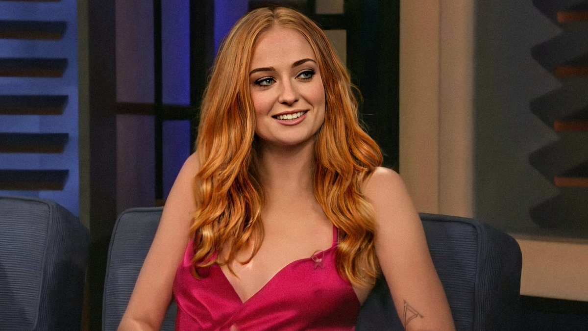 best of sophie turner on X: sophie turner with long red hair just hits  different (a thread)  / X