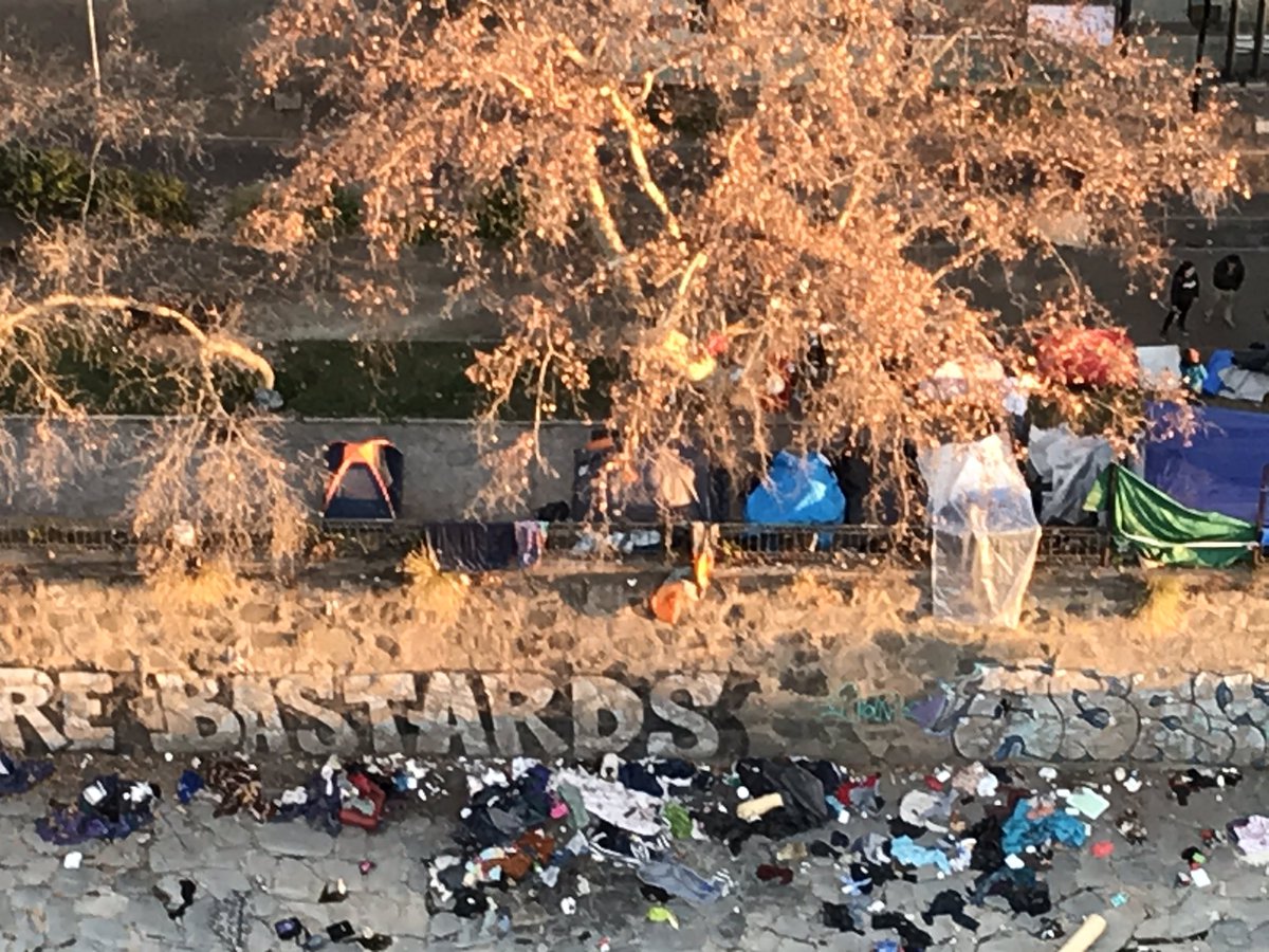 Jesy50831761's tweet photo. @stgocultura @stgoturismo @IntendenciaRM @culturamapocho @EstacionMapocho @Muni_Stgo @FelipeGuevaraSt @AlessandriFelip @Muni_Stgo  Señores... Hasta Cuando !!! Personas tomándose espacios públicos, bloquean ciclovías, obstruyen veredas con cables eléctricos, destruyen luminaria !! https://t.co/0yg2NXsDT4