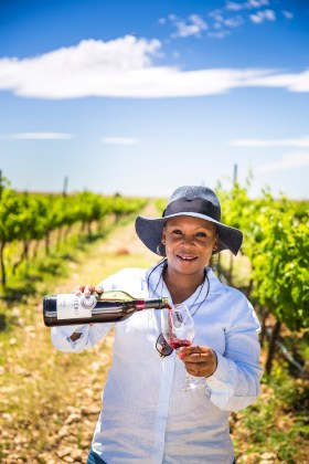 KatlegoMaseng1's tweet photo. Meet the owner of a 48-hectare vineyard and a wine label, Botebo Wines, Tebogo Ditsebe (52).

Ditsebe managed to turn a neglected vineyard into a thriving success. She was born in Kimberley in the Northern Cape.

Today, she employs 3 full-time workers &amp; 30 to 50 seasonal workers. https://t.co/rc8h8rdcc6