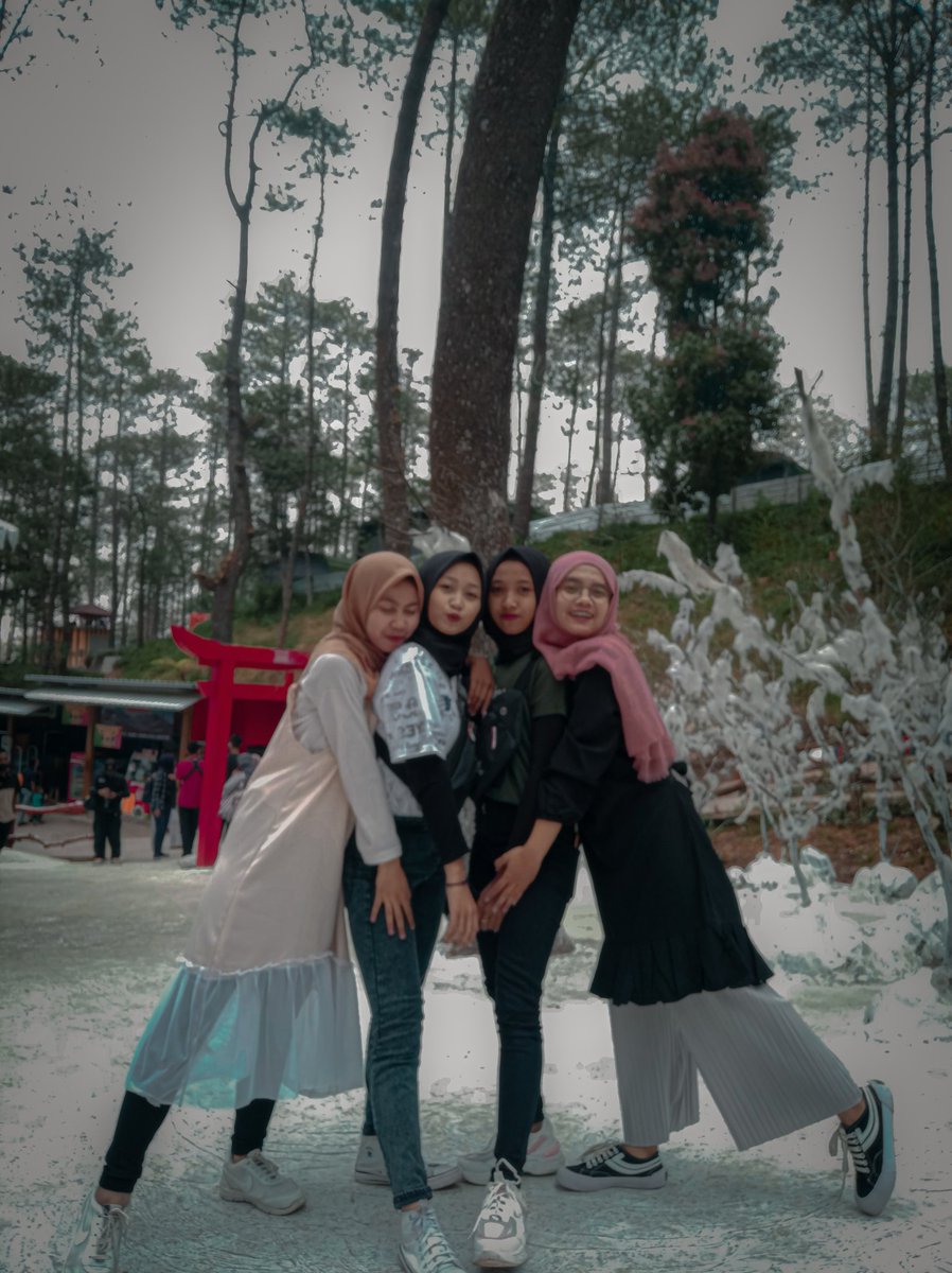 Anisfa101928's tweet photo. Teman ada saat kita tertawa,tapi sahabat ada saat kita susah maupun senang
#thebestpartner
#thebestfriends
#thebestfamily #lawupark #tawangmangu #ItsOkayToBeNotOkay https://t.co/v3q0jK1dWK