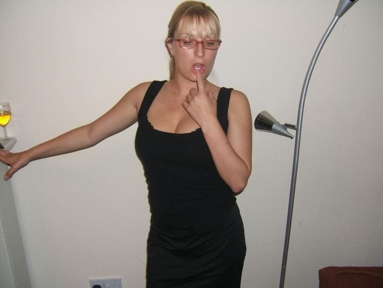 MatureEva's tweet photo. Cliquez ici https://t.co/hVGhpSrJ5g simplement pour faire un plan cul sans lendemain avec moi car je suis une femme cougar à lunettes nymphomane et en manque https://t.co/Wx8RJoWB6I