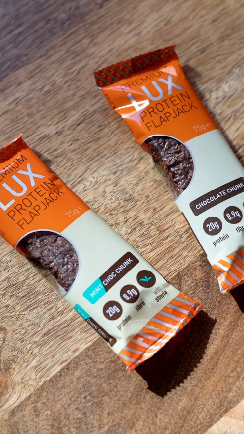 Quick snack for lunch break! what's your favourite flavour LUX bar?
Chocolate Chunk or Mint Choc Chunk..

#fitness #healthy #protein #fitam #gym #workout #instagood #picoftheday #sponsor