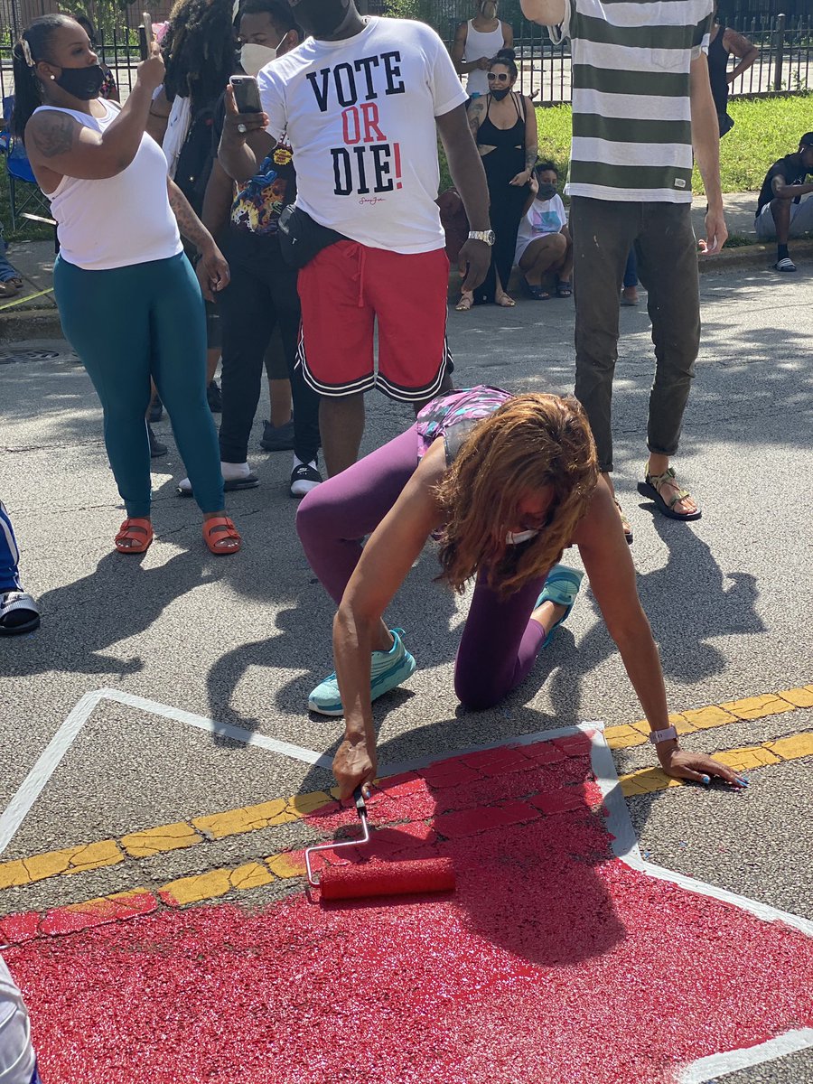 5thWardChicago's tweet photo. This weekend we painted “Black Lives Matter” on the street between 70th and 71st on Jeffery Boulevard in South Shore. #BLM #BlackLivesMatter #blmchicago #FirstChicagoBLMMural #5thwardstrong #StillMaskedUp😷 #socialdistancing https://t.co/k0DsbiFcFK