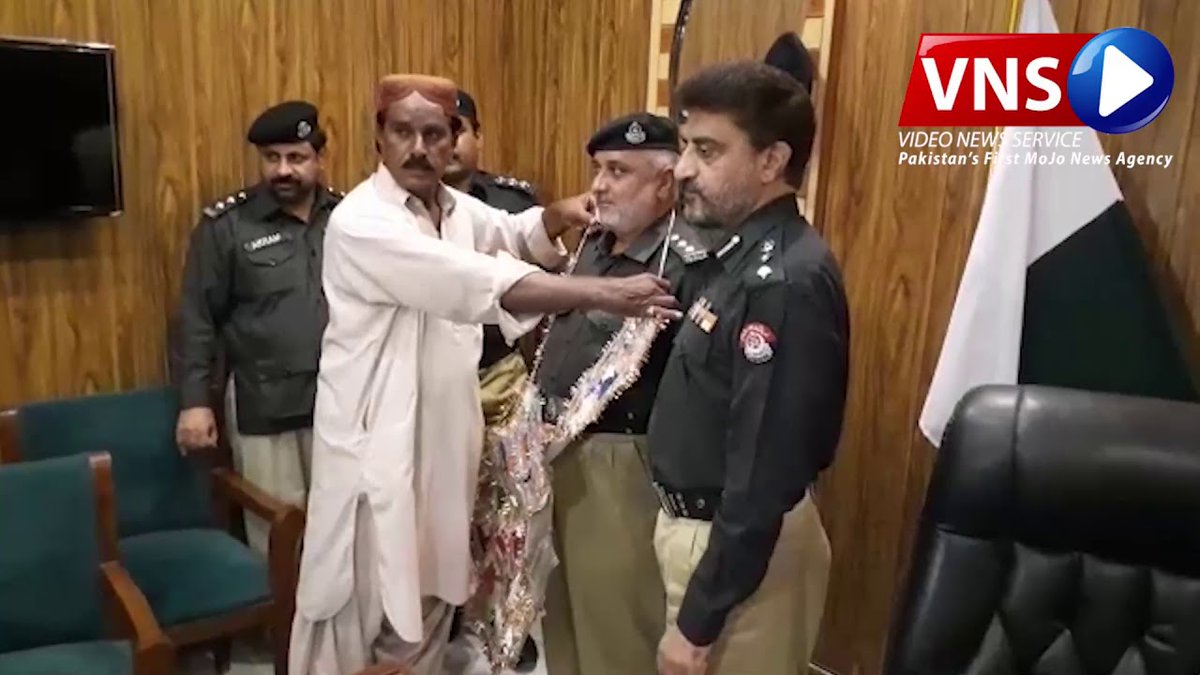 VnsLive's tweet photo. اوستہ محمد صدر پولیس کی بڑی کاروائی فائرنگ سے جویہ برادری کے 3 افراد کو قتل اور ایک معصوم بچی کو زخمی کرنے والے 5 مرکزی ملزمان کو گرفتار کر لیا پولیس کی کاروائی پر مقتولین کے ورثاء کا اطمنان کا اظہار پولیس ٹیم کو ہار پہنائے
#Balochistan #UstaMuhammad https://t.co/f0WDWlnKSi https://t.co/xOvTTDSVyJ