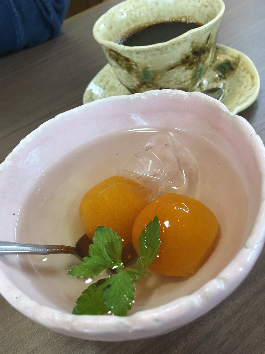 6月末晴れ。大仙市。農家の産直カフェ作助☕️🍅

おまかせ定食。天ぷら、うどん、山菜、煮物とおにぎり🍙最高に美味しい。サービスで頂いたお餅にたくわん。ものすごいボリュームでした。秋田弁の「け」には逆らえません😳

13号線で偶然見つけた素敵なカフェ☕️のんびり出来ました☺️
