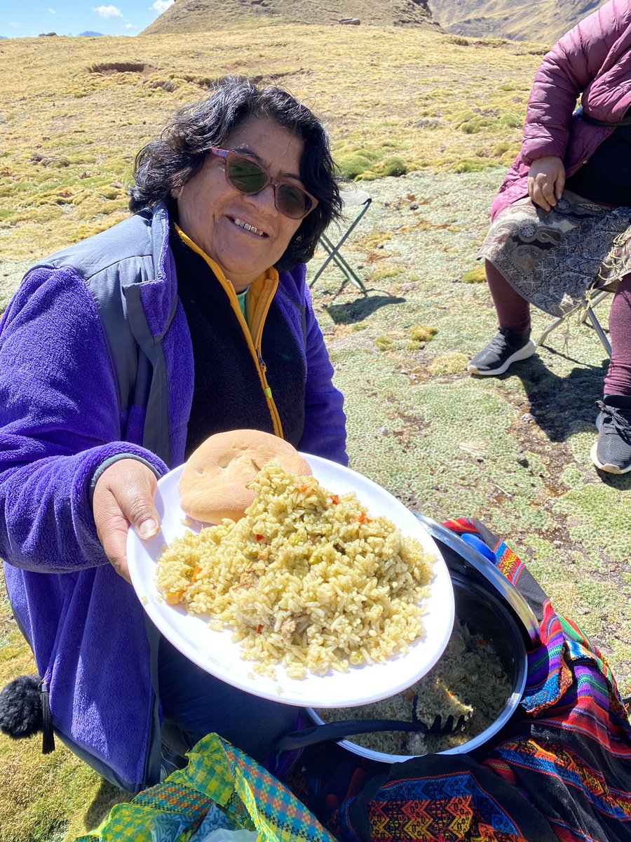 We did arrive at the lake where we wanted to eat. Manuel, a veteran logistics man and trail cook, set up the camping stove to boil water we’d brought with us, and Martha served arroz con pollo while Tatiana and Yoselyn made coffee.