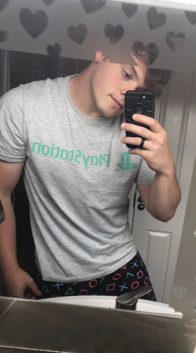 13Harry1999's tweet photo. Here is to a happier, healthier and MUCH THICCER Harry https://t.co/rdZna7UHXl