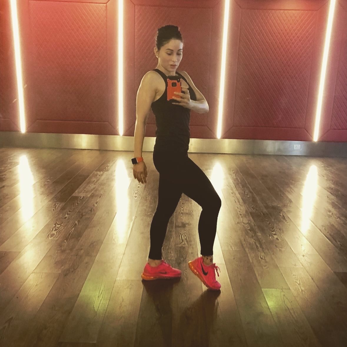 mreenaldeshraj's tweet photo. I GOT THE DEVIL IN MY EAR SAYING HE MISS THE OLD ME🤣
:
:
I miss the old me♥️
:
:
#miss #gymdays #beinginthegym #gymfreak #gymlover #missmyworkouts #training #groupclasses #fitbody #fitness #toned #thosehappydays #gymistheonlythingimiss #mreenaldeshraj #mreedazzle ♥️ https://t.co/kphJwQnGmw