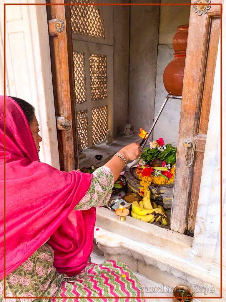 VasundharaBJP's tweet photo. पवित्र सावन माह का तृतीय सोमवार, वहीं हरियाली अमावस्या के साथ ही सोमवती अमावस्या का अ���्भुत संयोग...

इस शुभ अवसर पर भगवान शिव के दरबार में हाजिरी लगाकर पूजा अर्च��ा की तथा देश-प्रदेश में चहुंओर सुख-समृद्धि एवं खुशहाली की कामना की।

ॐ नमः शिवाय !

#हरियाली_अमावस्या https://t.co/cne7ojj4OG