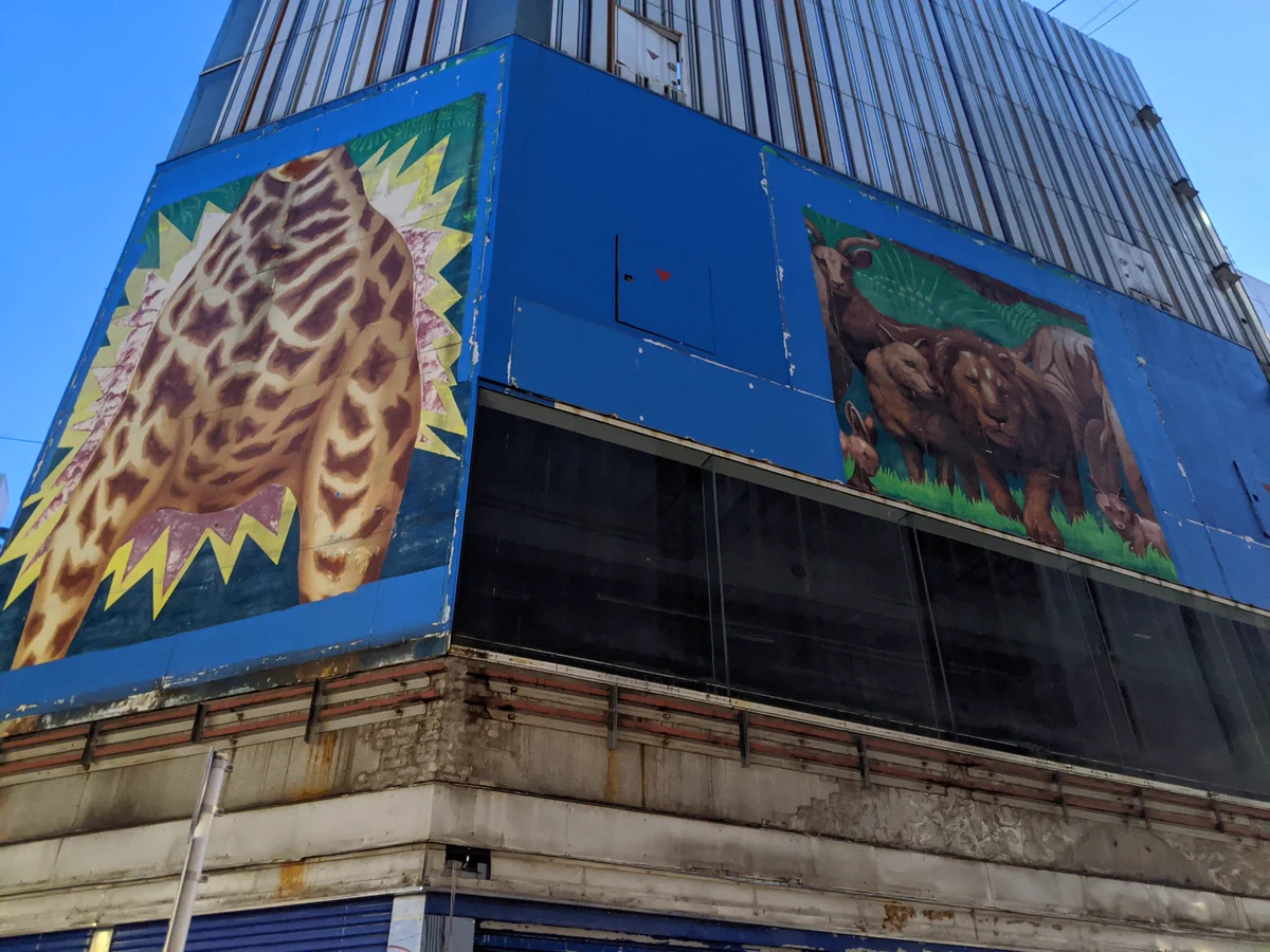 元アニメイト新宿の看板の下には、ライオンとキリンの胴体が存在していた！