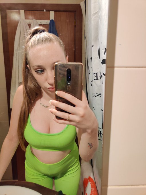 Os espero aqui en DIRECTO a las 18h dentro de 2h 😉 NO FALTES🔥😈 https://t.co/sLXf1xbQVU