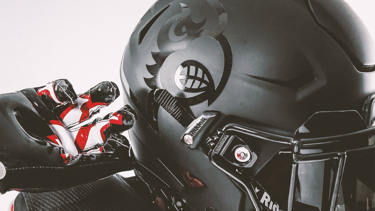 LouisvilleFB's tweet photo. 𝗠𝗮𝘁𝘁𝗲 𝗕𝗹𝗮𝗰𝗸.

A closer look at our new helmets.

#GoCards https://t.co/EOIW3RNgEv