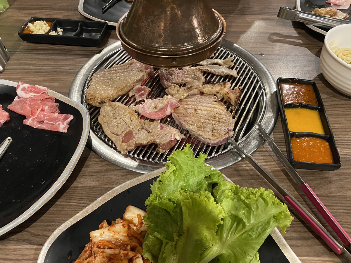 ShunJou's tweet photo. บุฟเฟต์ปิ้งย่างเกาหลี NeNe BBQ รัชดาซอย 3 คนละ 299 บาทเอง + น้ำรีฟิล 50 บาท กินได้ 1:30 ชม ดีต่อใจมาก https://t.co/Z6fOX5Ow2w