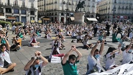 Hoy he podido acudir a luchar por nuestros derechos como residentes, pero hay quien no ha podido venir por tener que cumplir los abusivos mínimos.
Seguiremos luchando día a día y saliendo a las calles hasta conseguirlo. 
#HuelgaMIR <a href="/huelgamirmadrid/">Comité de Huelga -IR Madrid</a>