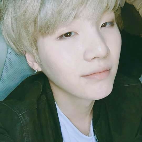 dvtrough's tweet photo. — hábitos que tiene yoongi; un hilo muy necesario https://t.co/b7YALCfbZV