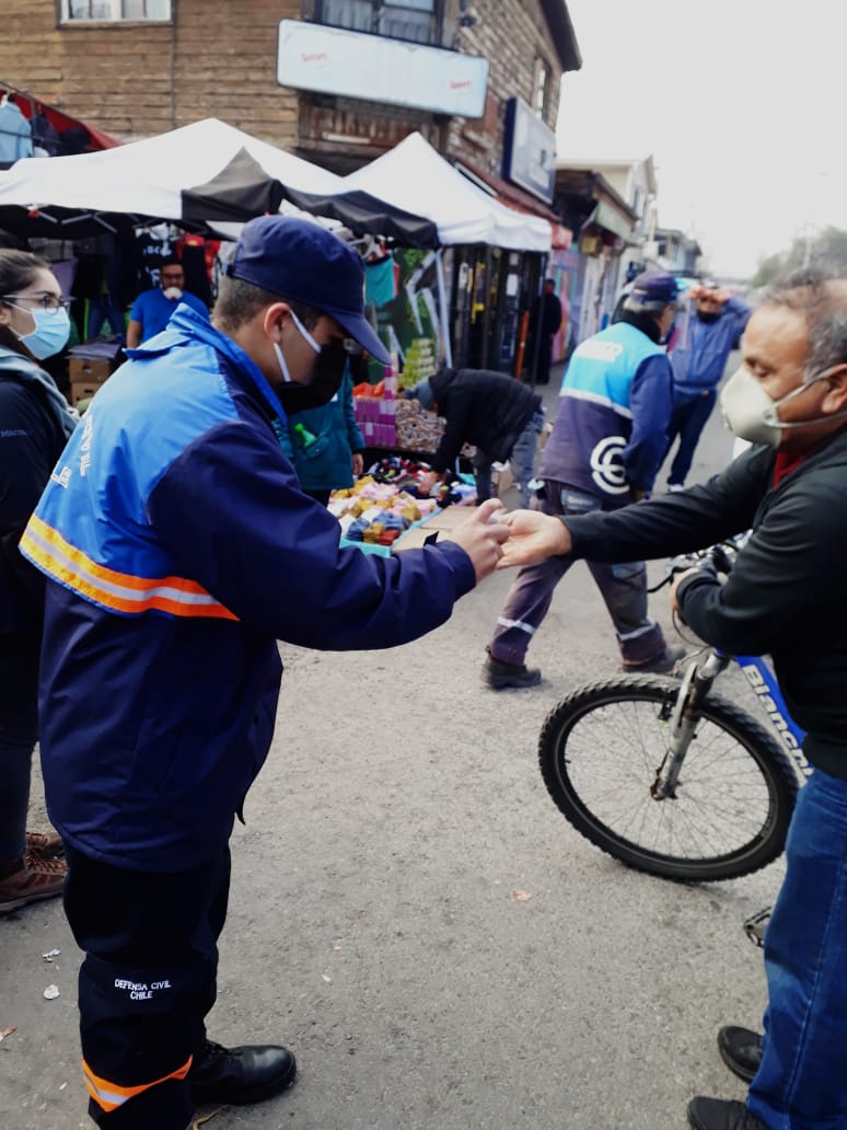 defensa_a's tweet photo. Nuestro personal en estos fines de semana se ha desplegado en las diferentes ferias de la comuna en apoyo a la comunidad, nuestras funciones han sido direccionamiento, aplicar alcohol gel, ver el uso correctos de los elementos de protección de cada ciudadano. https://t.co/ysZ6MXJcgF