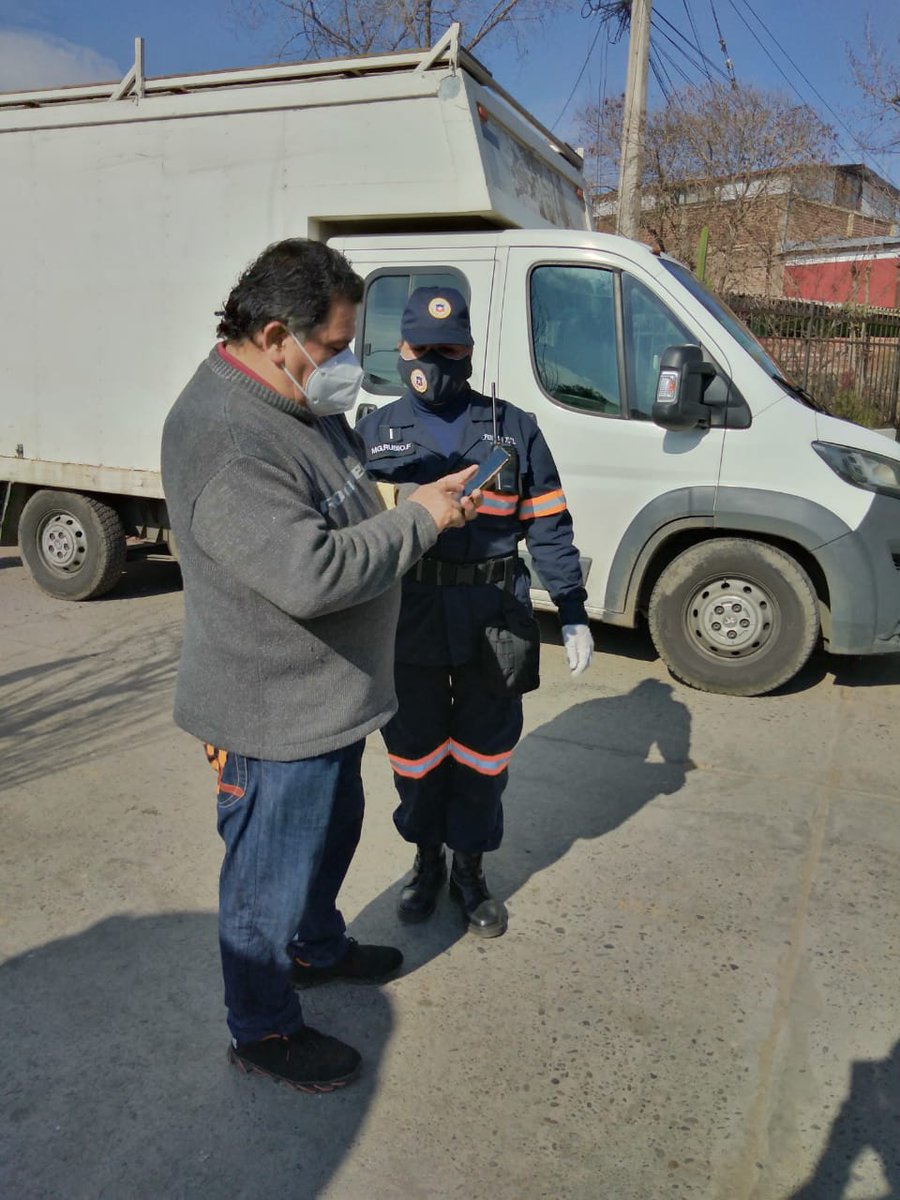defensa_a's tweet photo. Nuestro personal en estos fines de semana se ha desplegado en las diferentes ferias de la comuna en apoyo a la comunidad, nuestras funciones han sido direccionamiento, aplicar alcohol gel, ver el uso correctos de los elementos de protección de cada ciudadano. https://t.co/ysZ6MXJcgF