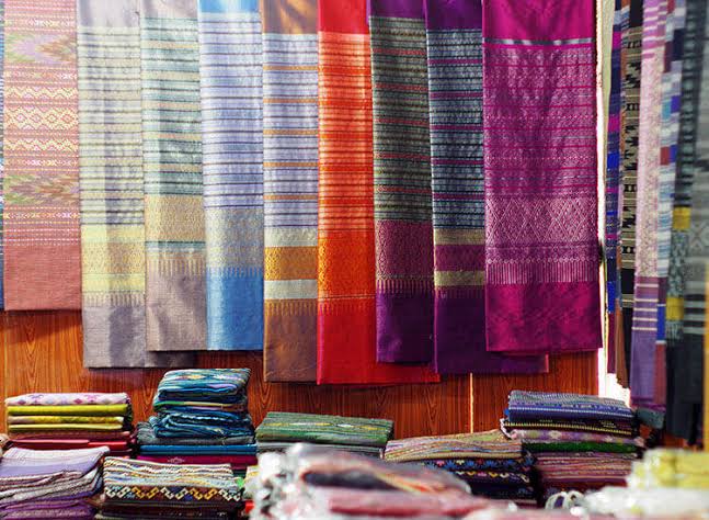 16) Puttapaka SareePuttapaka Sarees made in Puttapaka village of Nalgonda district in Telangana. These Sarees are known for its unique Puttapaka tie and dye style and closely resembles Sambalpuri saree.